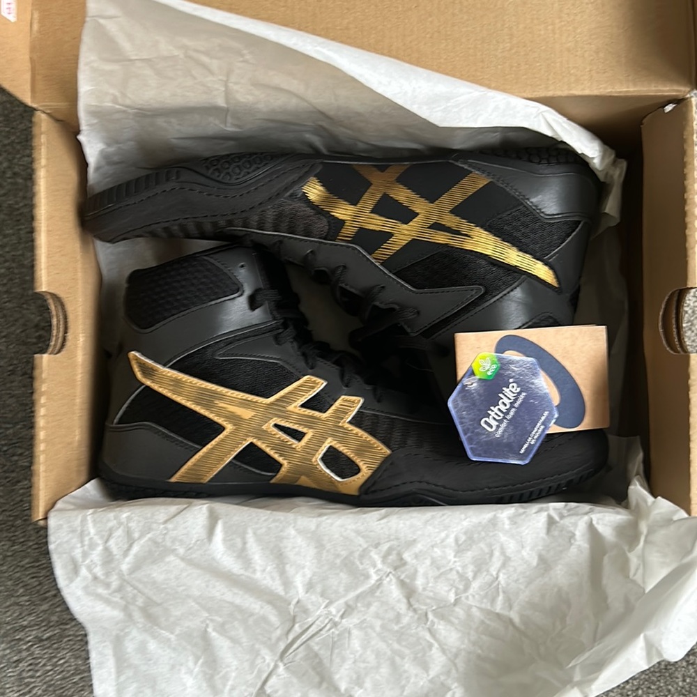 ASICS wrestling shoes size 11 never worn black and gold